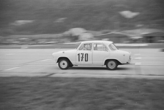 Jochen Rindt bei seinem ersten Flugplatzrennen in Innsbruck mit seinem SIMCA MONTLHÉRY, Endergebnis 6. Platz. | Foto: jochenrindt.com