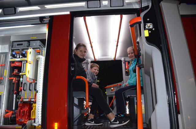 Redlhamer Kinder erkunden das neue Löschfahrzeug.
