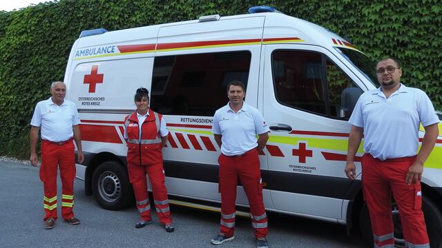 Auch Bezirksrettungskommandant Peter Riepler (li.) war bei der "Amtsübergabe" vor Ort. | Foto: RK St. Johann i. Pongau