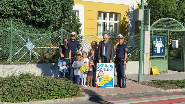Gemeinsam bei der Volksschule 1 in Guntramsdorf (v.l.n.r.): Nicole Gausterer mit Philipp, Abt.Insp. Thomas Lödl, Lorenz, Theresa, Sarah, Valentin, Jasmin, Monika Nohava, Ph.Steinriegler, Insp. Julia Fugger