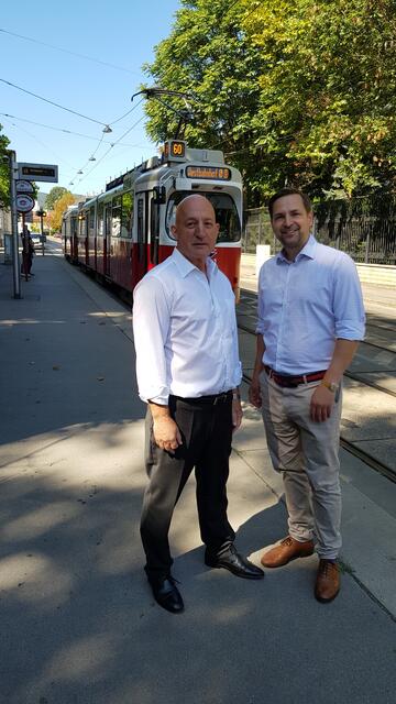 Bezirksvorsteherin-Stellvertreter Christian Gerzabek (l.) und der Vorsitzende der „Verkehrskommission“ Richard Wagner