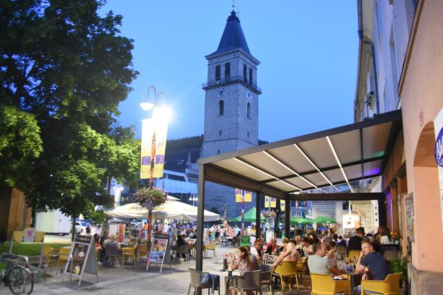 Unter dem Sternenturm gibt es am Freitag die letzte Nacht der Summber Vibes mit Live-Musik und Köstlichkeiten. | Foto: Stadtmarketing
