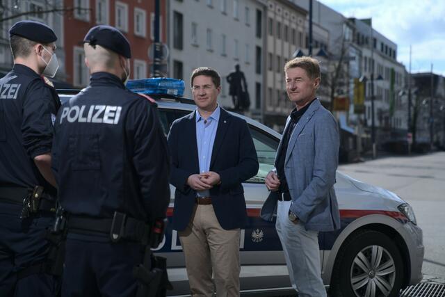Andreas Rabl und Gerhard Kroiß wollen mehr Sicherheit für Wels. | Foto: Stadt Wels