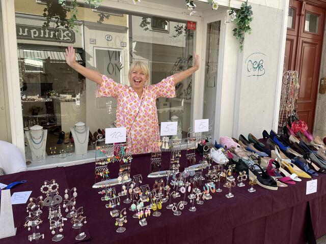 Schmuckdesignerin Petra Exenberger freut sich ihre handgefertigten Pretiosen wieder ausstellen zu können. | Foto: Berger