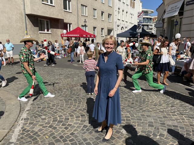 Bezirksvorsteherin Silke Kobald war begeistert vom bunten Treiben am diesjährigen Hietzinger Bezirksfest | Foto: Berger