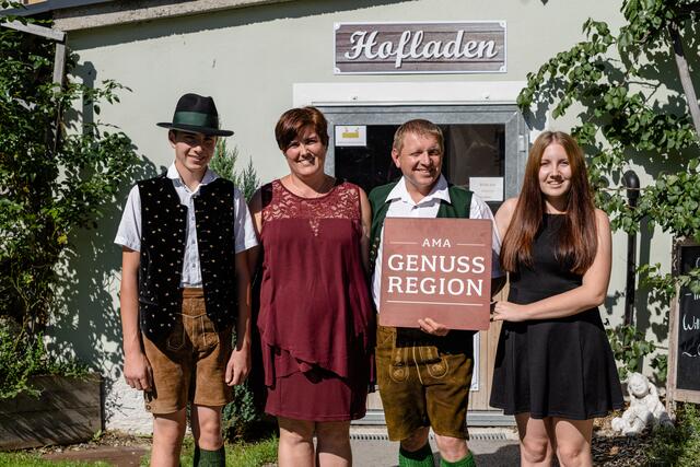 Martina und Walter Rudorfer betreiben mit ihren Kindern den "Perwein Bio Milch-Hofladen" in Altirdning. | Foto: Netzwerk Kulinarik/Martina Siebenhandl