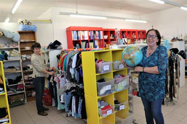 Maria Pachernegg  (re) und Monika Brolli erweitern mit ihrem Team das Angebot vom Kostnix-Laden in Hart bei Graz. | Foto: Edith Ertl