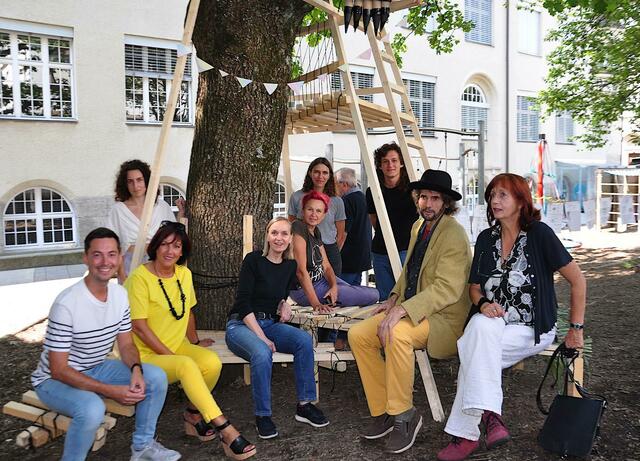 Freude über den gelungenen Abschluss von sommerKIK 2021 hatten Manuel Tschenet (KUUSK), Birgit Obermüller (Organisation sommerKIK), Andrea Achrainer (Projektleiterin sommerKIK), Monika Abendstein (“bilding”, Architektur-Workshop), Werner und Gerlinde Richter (Galerie dia:log) – von vorne links – und Elena Kurz (sommerKIK-Betreuung), Sofia und Moritz (Team Architektur-Workshop) – von hinten links. | Foto: sommerKIK