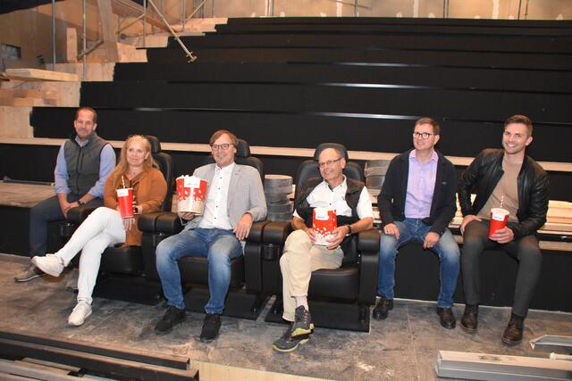 Rupert Vögl (SPQ), das Bürgermeistertrio Monika Langs, Erwin Eggenreich und Oswin Donnerer mit Michael Radtenbacher und Florian Vorraber (Cineplexx).