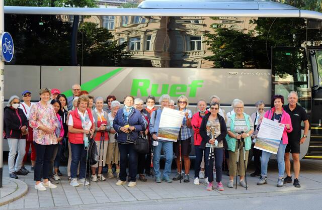 Zahlreiche Senioren nahmen bereits heute am ersten Ausflug nach Wildmoos im Rahmen von „Unsere Berge für Innsbrucks Senioren“ teil. Stadträtin Christine Oppitz-Plörer (3. v. l.) und Referatsleiterin Uschi Klee (2. v. r.) verabschiedeten die Gruppe. | Foto: IKM/Giesinger