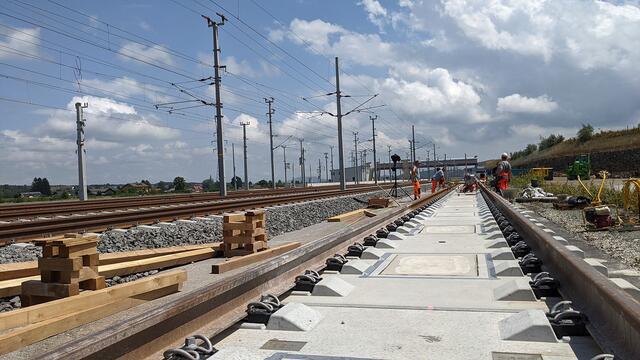Vom Bahnhof Weststeiermark in Groß St. Florian aus (im Hintergrund) führen die Probegleise in Richtung Koralmtunnel. | Foto: ÖBB ME