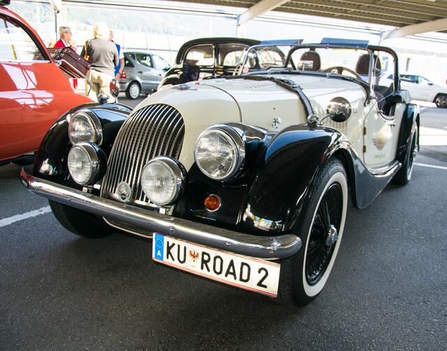 Zahlreiche Aussteller präsentierten ihre PS-starken Boliden am Rumer Metro Parkplatz. | Foto: Max Anker/Oldtimer Sonntag Tirol
