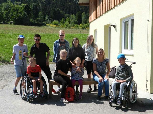 Gruppenphoto: Ein Teil der betreuten Kinder, Familien und Betreuer des Monel Sommercamps
