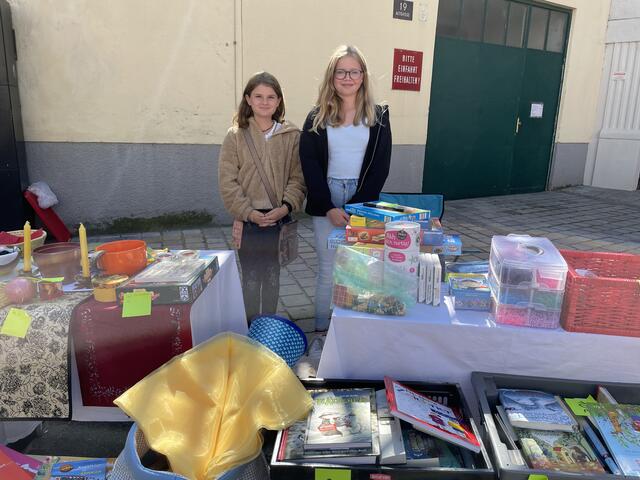Elisa und Emma suchten am Kinderflohmarkt neue Besitzer für ihre alten Schätze.  | Foto: Berger