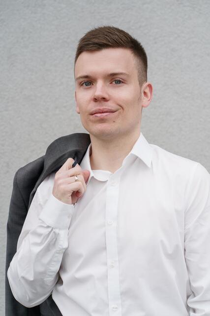 Der 29-jährige Unternehmer Peter Öfferlbauer ist seit 2015 im Paschinger Gemeinderat tätig und tritt mit seiner „JUNGEN Liste” zur Gemeinderatswahl an. | Foto: Amir Kaljikovic Photography