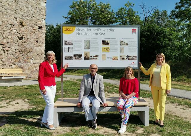 Acht Schautafeln zeigen die Entstehung der Stadtgemeinde Neusiedl