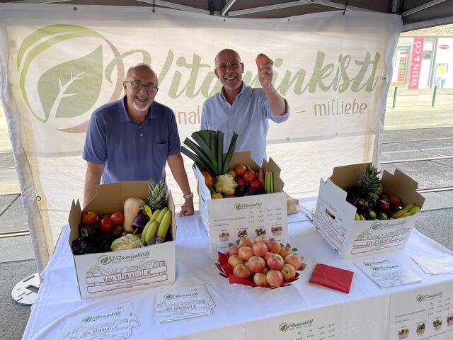 Walter Ottomann (l.) und Martin Pohl vom Vitaminkistl sorgen bei den Besuchern für einen Vitaminschub. | Foto: Berger