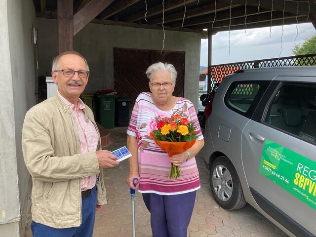 Der Obman des Vereins REGIOservice beglückwünschte Ludmilla Vossler zur 9000. Fahrt und überreichte ihr 10 Gutscheinkarten und einen Blumenstrauß.
