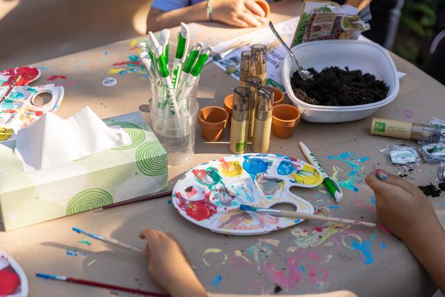 Beim Stand der bz wurden Ton-Töpfe bemalt und Kinder-Zeitungen ausgemalt. | Foto: der unmuthige Fotograf