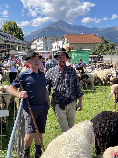 Gebietsobmann Klaus Schaffenrath und Almobmann Thomas Brecher unterstützen den Verein "Weidezone Tirol"! | Foto: privat