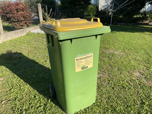 Auch eine Gelbe Tonne hat keinen unbegrenzten Inhalt: Daher Flaschen flachdrücken und Boden umknicken. | Foto: Almer