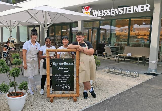 Bäckerei Weissensteiner in Klagenfurt.
Am Foto: GF. Hubert Maier mit Team (Emily, Elisabeth und Simone). | Foto: Roland Pössenbacher