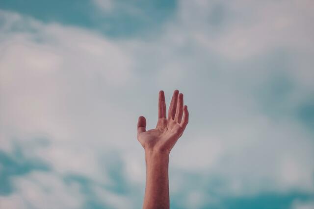 Finger, die sich nicht mehr richtig ausstrecken lassen, sind das häufigste Symptom der Dupuytren'schen Kontraktur. | Foto: Ammar Sabaa / unsplash.com