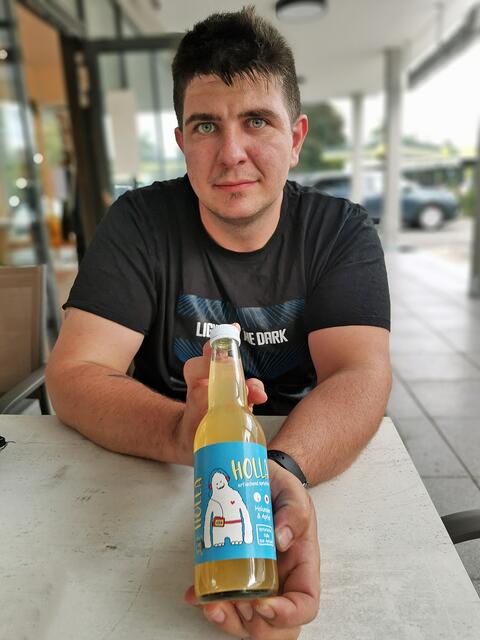 GF. Hubert Maier präsentiert "Holla -  - erfrischend spr(w)itzig" (Holunder &amp; Apfel)! | Foto: Roland Pössenbacher