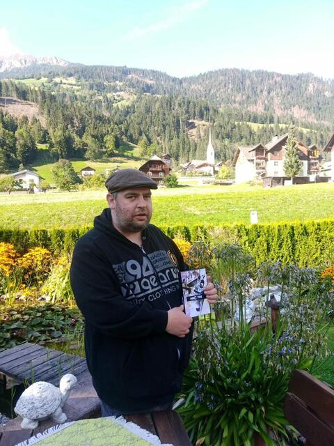 Autor Helmut-Michael Kemmer aus Stall im Mölltal präsentiert stolz sein Werk "FANG TAN". | Foto: privat