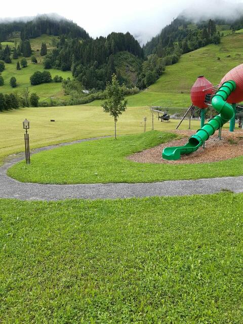 Die Stelle, an der der Helikopter landet, liegt direkt neben einem Kinderspielplatz. Laut Anrainern würden die Landungen auch nicht abgesichert. | Foto: Anrainer/BB
