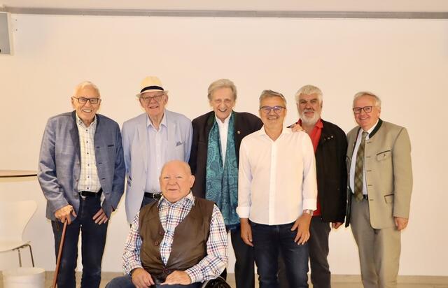 Die Alten - v.l.n.r.: Felix Murauer, Athanasius "Alexander" Weller, vorne Georg Leitinger, Alfred Lerchbaumer, Herr BERT Waltl, Lothar Müller und Dietmar Schennach.  | Foto: Ricarda Stengg - Bezirksblätter