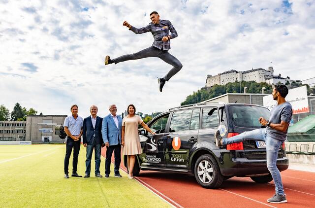 Sportunion Geschäftsführer Bernd Frey, Autoexperte Hans Eidenhammer, Erwin Bartel, Lions Club Activity-Ausschuss, Sportunion Präsidentin Michaela Bartel, mehrfacher Europameister Alexandar Radojkovic, Taekwondo Oberndorf und Obmann Sudhir Batra.
 | Foto: Wildbild