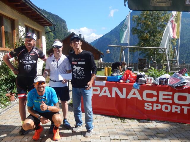 Bei der Spendenübergabe: Wolfgang Dabernig alias Radlwolf, Dominik Pacher, Alexander Radin und Michi Kurz (von links). | Foto: Karin Franz