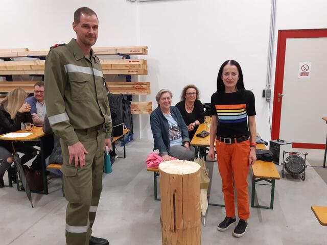 Das abgetrennte Maibaum-Stück wog genau 29,8 Kilogramm.