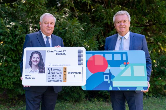 Landeshauptmann Hermann Schützenhöfer und sein Stellvertreter Anton Lang (v.l.) werben für das steirische Klimaticket: Es wird in personalisierter sowie übertragbarer Form kommen.  | Foto: Land Steiermark/Streibl