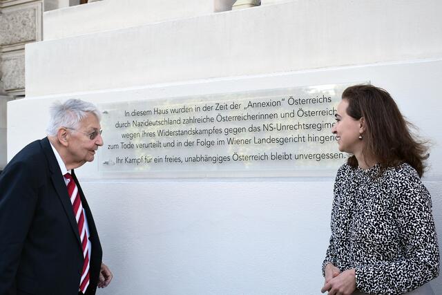 Gerhard Kastelic, Obmann der "ARGE der NS-Opferverbände und Widerstandskämpfer/innen Österreichs" mit Justizministerin Zadić bei der Enthüllung der Gedenktafel. | Foto: BMJ/Laurice Nasr