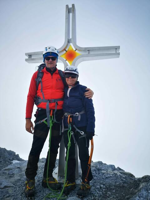 Alois Kern und Frieda Dorn genossen nach dem schwierigen Aufstieg den herrlichen Rundblick beim Gipfelkreuz am Ortler | Foto: KK