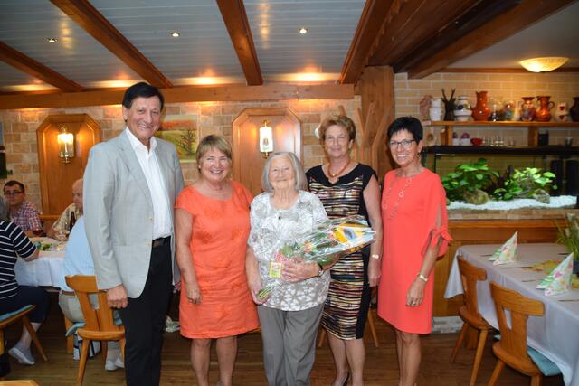 Hedwig Thier (Mitte) feierte ihren 95. Geburtstag im Gasthaus Staudinger und freute sich über die zahlreichen Glückwünsche zu ihrem Ehrentag. | Foto: Marz