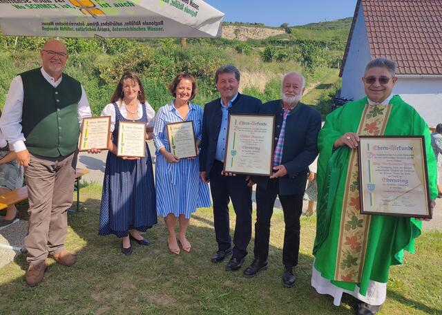 Helmut Lehner, Stefanie Neureuter, Birgit Hofer, Bgm Ing. Franz Brandl, Walter Rammel, Dekan Mag. Bartholomäus Freitag | Foto: Gemeinde