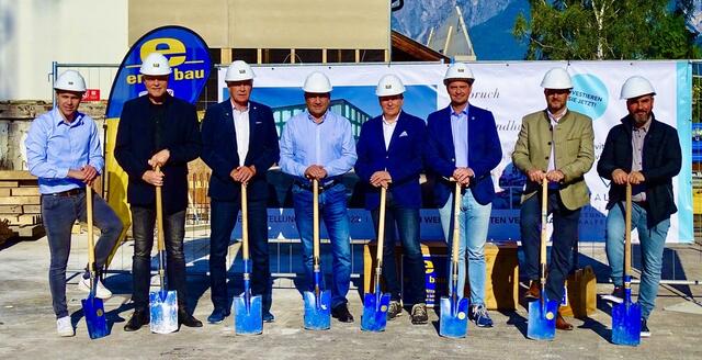 Der Spatenstich hat begonnen, das erste Gesundheitszentrum Saalfelden befindet sich in Bau.
Vlnr.: Anton Manzl Junior, Empl Bau, die beiden Architekten Wolfgang Hartl und Ewald Heugenhauser, Anton Manzl Senior, Empl Bau, Erich Rohrmoser, Bürgermeister von Saalfelden, Patrick Müller, GF von VitalClinic Holding GmbH, Thomas Haslinger, Vizebürgermeister von Saalfelden und Philipp Latzer.