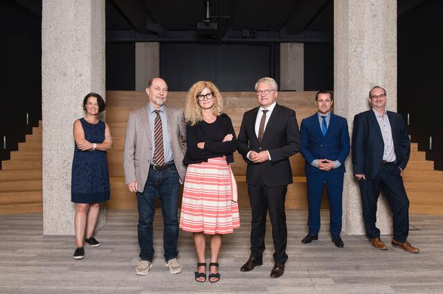 Von links: Ruth Arrich (Grand Garage), Gerold Lehner (Superintendent Evangelische Kirche OÖ), Schulleiterin Ulrike Schmidt-Zachl, Bürgermeister Klaus Luger, Tabakfabrik-Direktor Chris Müller und Markus Eidenberger, ebenfalls von der Tabakfabrik. | Foto: Sabine Kneidinger
