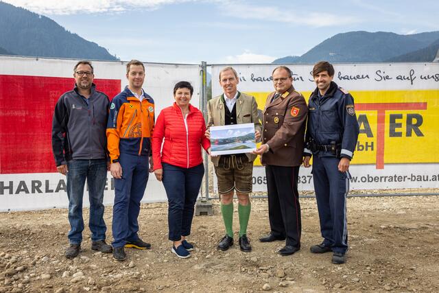 Die neuen "Bewohner" der Einsatzzentrale: Franz Kaml (GF Holzwärme Flachau), Lukas Perner (Ortsstellenleiter Bergrettung), Maria Ortner (Leiterin Gemeindebücherei), Bgm. Thomas Oberreiter, Christian Lackner (Ortsfeuerwehrkommandant), Andreas Leiter (Kommandant-Stv. Polizei Flachau) | Foto: Gem. Flachau