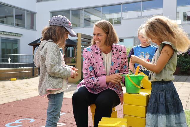 Landesrätin Andrea Klambauer begrüßt die neuen Regeln an Salzburgs Kindergärten. | Foto: Land Salzburg / Franz Neumayr