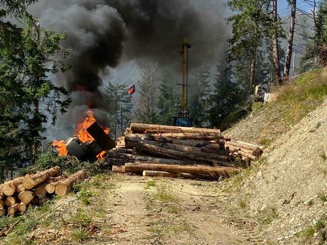 Der Radbagger stand in Vollbrand. Der Schaden beläuft sich auf 350.000 bis 400.000 Euro. | Foto: www.facebook.com/FF-Liesing-Lesachtal