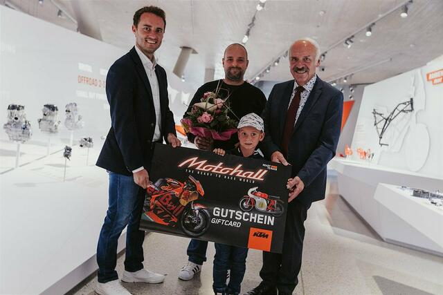 KTM Motohall Geschäftsführer René Esterbauer, Gewinner Jürgen Jodl mit Sohn Maxi, Mattighofens Bürgermeister Friedrich Schwarzenhofer. | Foto: KTM