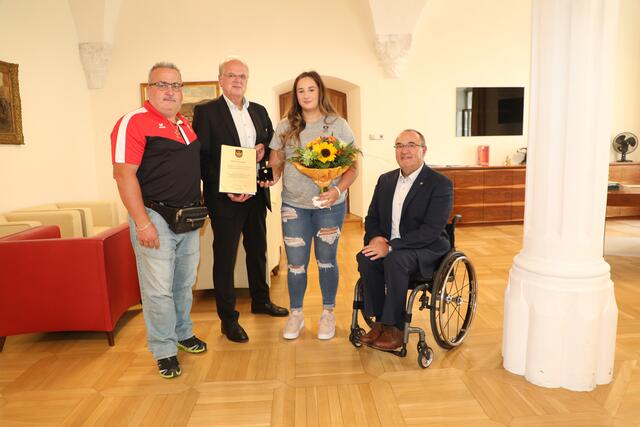 Trainer und Vater Ewald Fischer, Bürgermeister Reinhard Resch, Sarah Fischer, Sportstadtrat Albert Kisling
 | Foto: Stadt krems