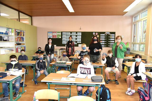 25 Schulen in Wien wurden teilgeschlossen, 23 teilgeschlossene Kindergärten. In der ersten Schulwoche wurden insgesamt 505 positive PCR-Tests abgegeben.