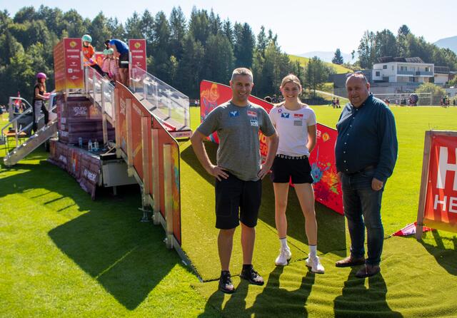 ÖSV-Verantwortlicher Michael Grubinger, Skispringerin Sara Marita Kramer, Konstrukteur Peter Riedel | Foto: ÖSV/Derganc
