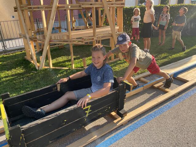 Moritz und Simon auf der Achterbahn, die durch Superhofen führt. Die Kinder starten eine Unterschriftenaktion, damit sie bleiben kann. | Foto: Gertraud Kleemayr
