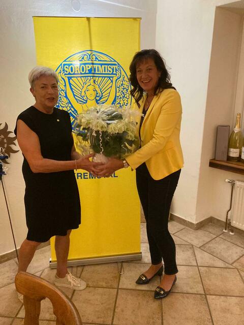 Inge Riener (li.) übergibt die Präsidentschaft an Maria Schwarz | Foto: Soroptimist Club Windischgarsten-Kremstal